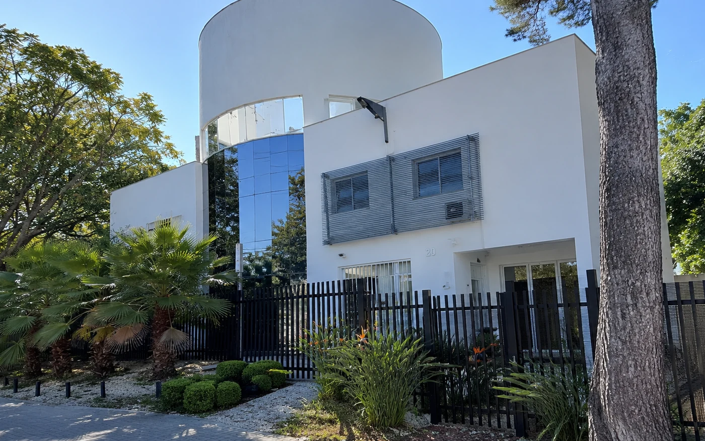 Fachada da Altrion Industrial — Rua Ângelo Maestrelli, 20, Bigorrilho, Curitiba/PR
